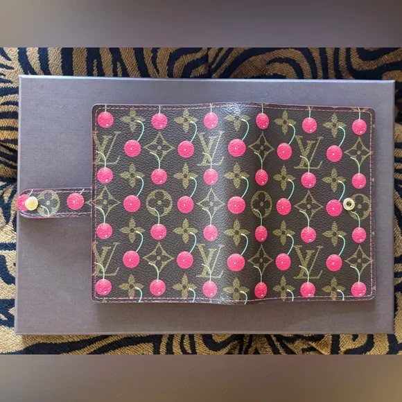 LV Takashi Murakami Cerises Agenda PM - Picture 7 of 14